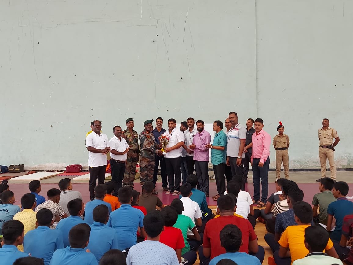 ओरोस येथील थल सैनिक कॅम्पला आमदार वैभव नाईक यांनी भेट देत दिल्या शुभेच्छा