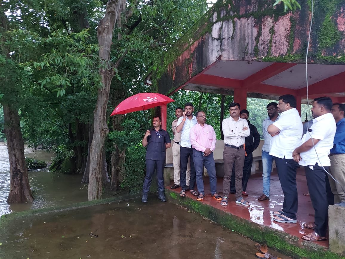 माणगाव येथील पूरस्थितीची आ. वैभव नाईक यांनी केली पाहणी