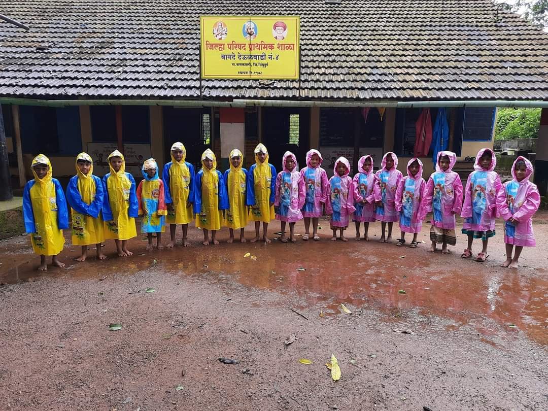 सावली जनसेवा शिक्षण संस्था ,वरवडे यांचेमार्फत जिल्हा परिषद प्राथमिक शाळेतील सर्व मुलांना रेनकोट वाटप