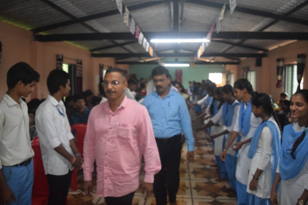 गुरुचरणी फुलांचा वर्षाव करत कासार्डे ज्यु. कॉलेजमध्ये ‘गुरुपौर्णिमा’ साजरी