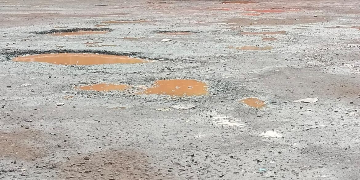 *….खड्डयांच्या डागडुजीनंतरही कणकवली बसस्थानकात चिखलाचे साम्राज्य.!*