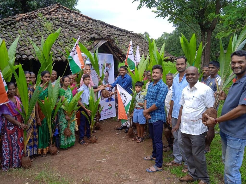 विरोधी पक्षनेते अजित पवार यांच्या वाढदिवसानिमित्त कळसुली मतदासंघातील शेतकऱ्यांना कल्पवृक्ष वाटप
