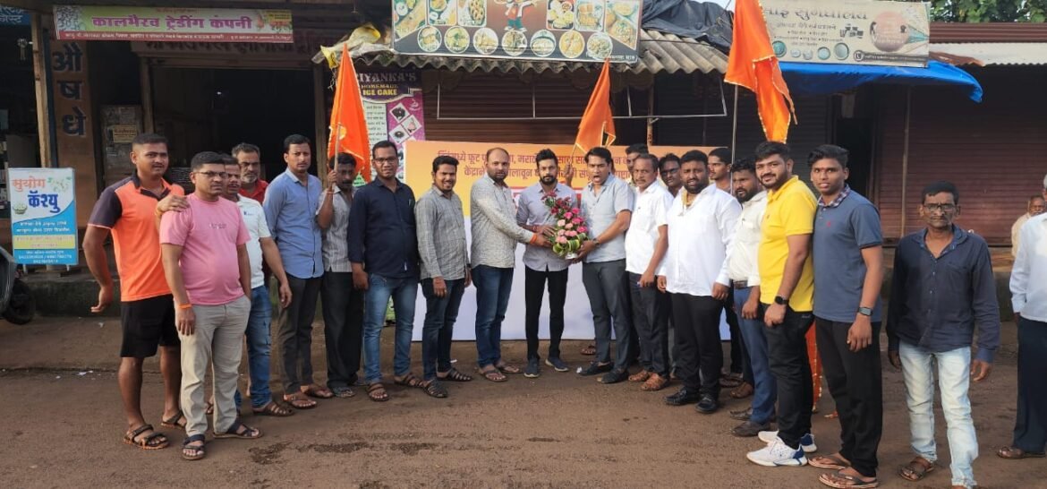 युवा सेनेच्या वतीने खारेपाटण येथे राज्यपालांच्या निषेधार्थ स्वाक्षरी मोहीम