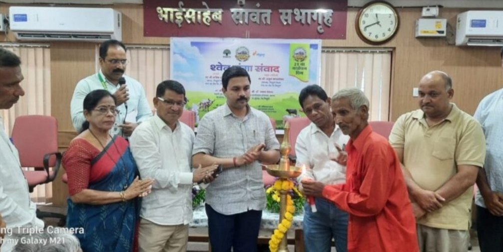 जिल्ह्यात दूध उत्पादन वाढवण्यासाठी जिल्ह्यातील  १०१ उत्पादकांना वर्धापन दिनानिमित्त कर्जाचे वाटप