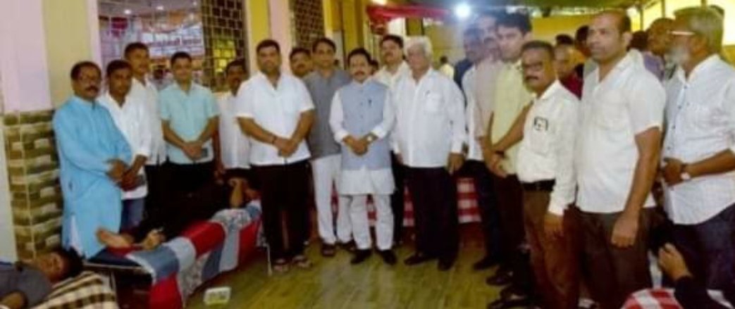 संदेश पारकर यांच्या वाढदिवसानिमित्त रक्तदान शिबिरात १८१ दात्यांचे रक्तदान