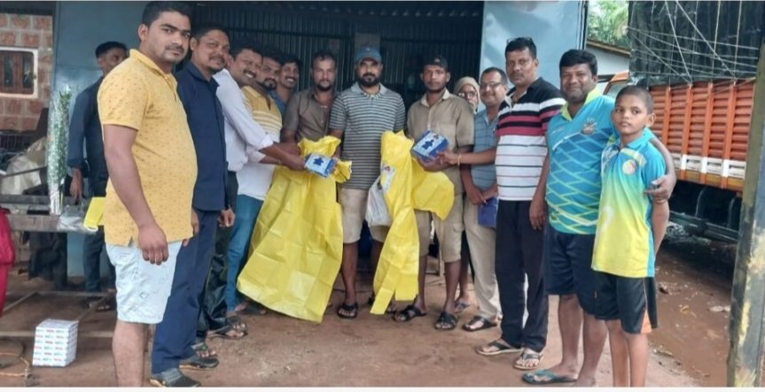 बांद्यात सफाई कामगारांना रेनकोटचे वाटप