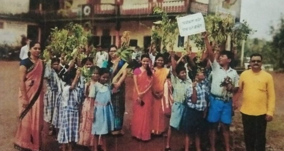 बिडवाडी हायस्कूलमध्ये वृक्षदिंडी व वृक्षारोपण