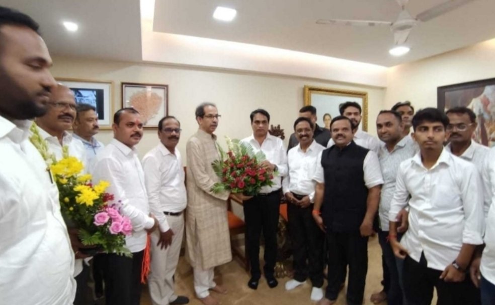 बाळा गावडे यांनी मातोश्रीवर जाऊन पक्षप्रमुख उद्धव ठाकरे यांच्या हस्ते केला शिवसेनेत प्रवेश