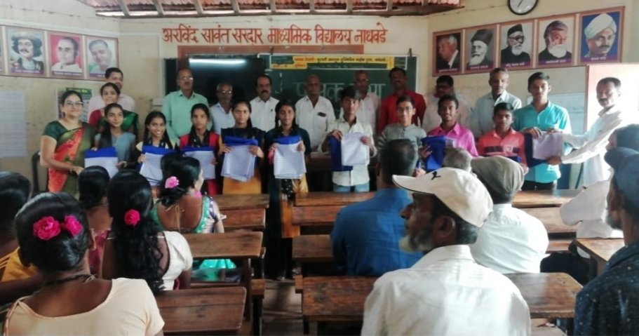 नाधवडे सरदार माध्यमिक विद्यालय येथे मोफत गणवेश वाटप