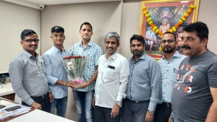 ओम नारकर यांची राज्यस्तरीय फुटबॉल संघात निवड