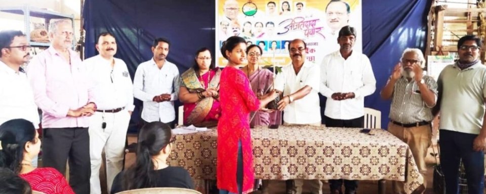 वेंगुर्ले राष्ट्रवादी काँग्रेसतर्फे ४२ विद्यार्थ्यांचा जायफळ कलमे देऊन अनोख्या पद्धतीने सत्कार