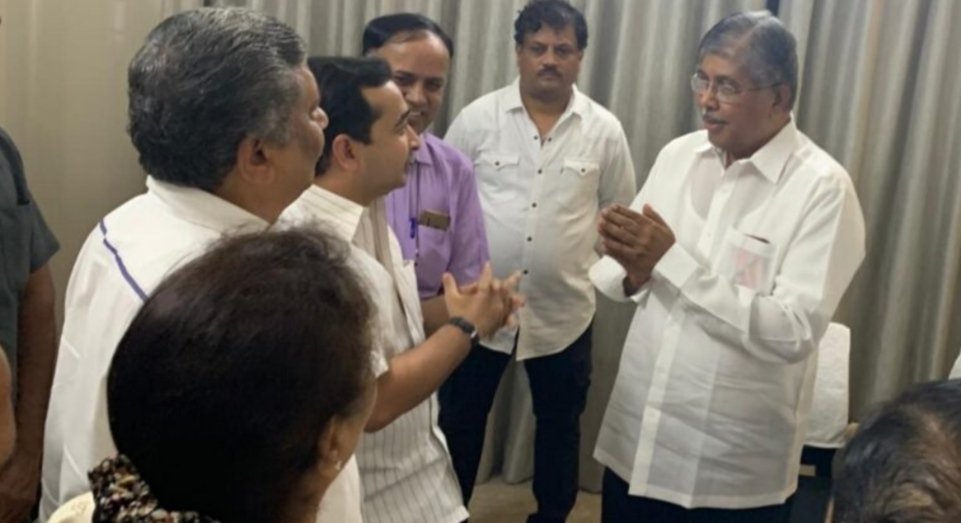 आ.नितेश राणे यांनी चंद्रकांतदादा पाटील यांची भेट घेत केले सांत्वन