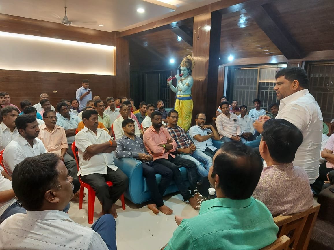शिंदे, केसरकर यांचे कपडे पांढरे असले तरी चारित्र्य डागाळलेले – गौरीशंकर खोत