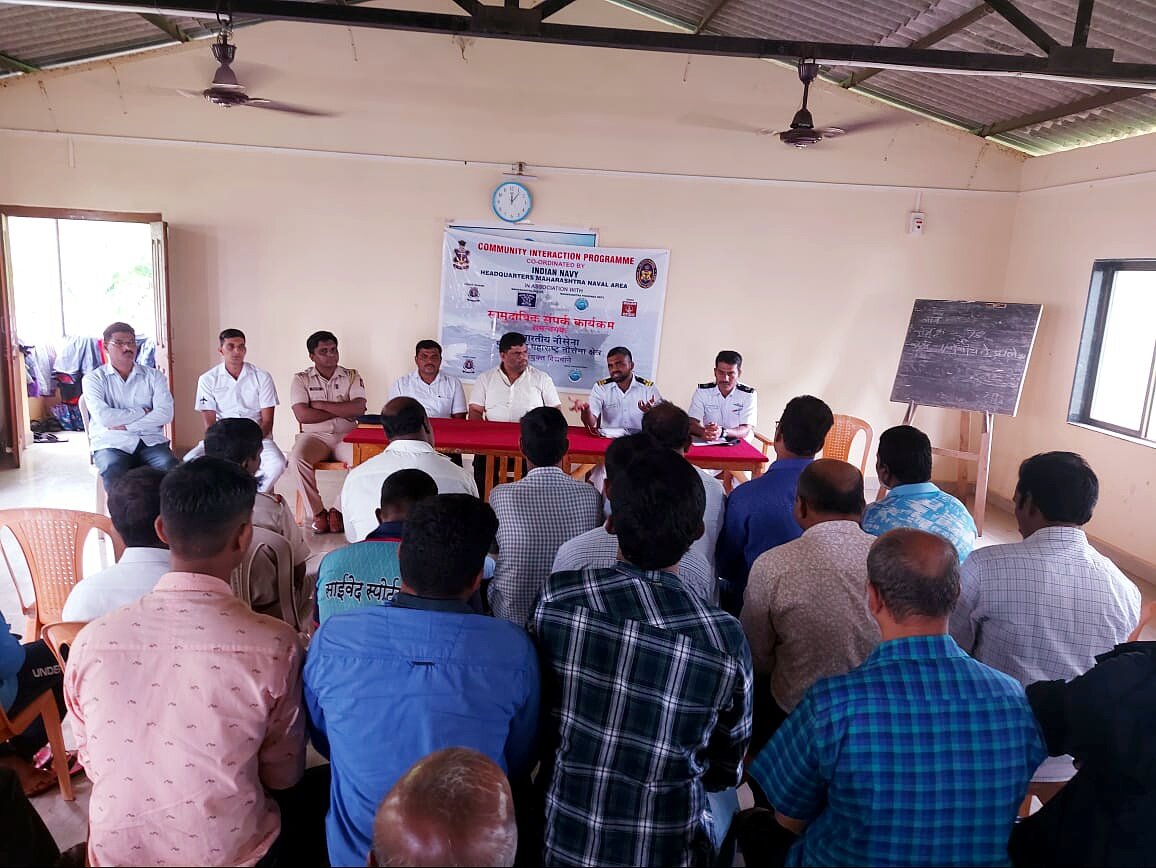 मालवण येथील सामुदायिक संपर्क कार्यक्रमात मच्छिमारांना सागरी सुरक्षेबाबत मार्गदर्शन