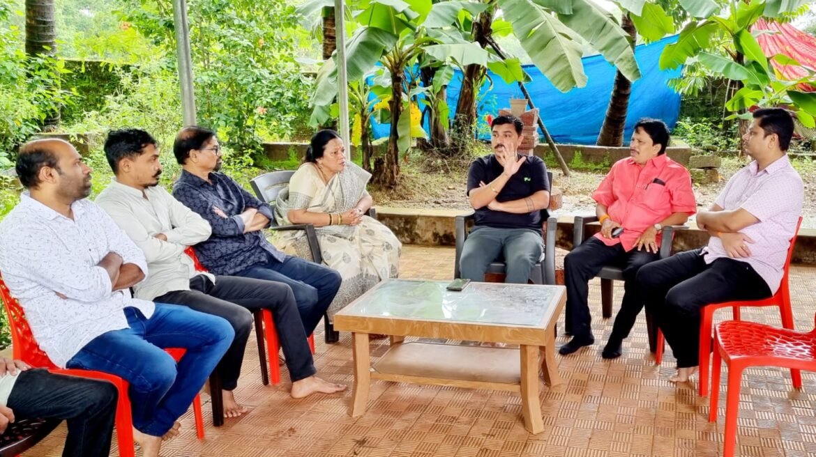 भाजपचे सोनू सावंत कुटुंबियांचे शिवसेना युवानेते संदेश पारकर यांनी केले सांत्वन