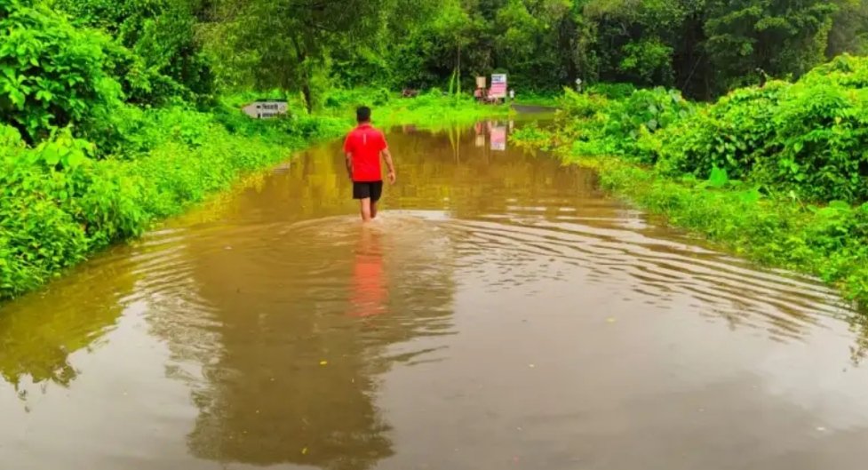 सलग दोन दिवस अतिवृष्टीचा फटका ; आचरा रोड बंद