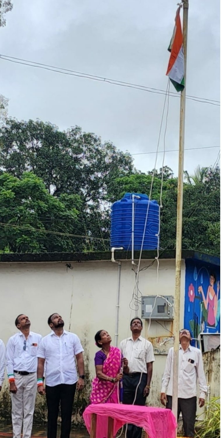 लोरे उपसरपंच श्रीमती सुनिता नापनेकर यांच्या शुभहस्ते ध्वजारोहण