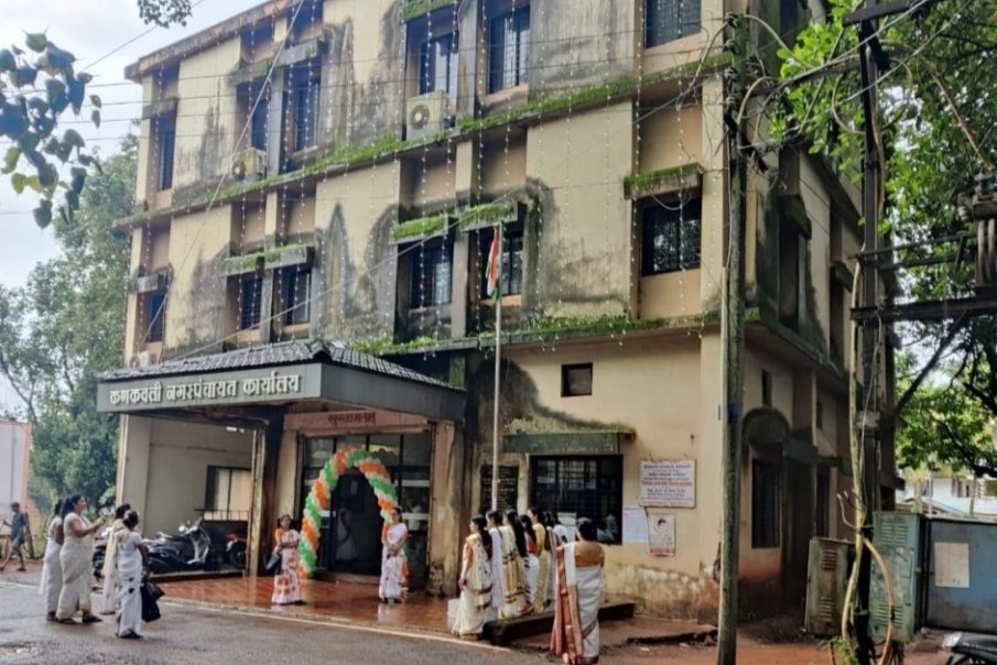 कणकवली न.प.इमारती च्या स्वच्छतेकडे दुर्लक्ष…!