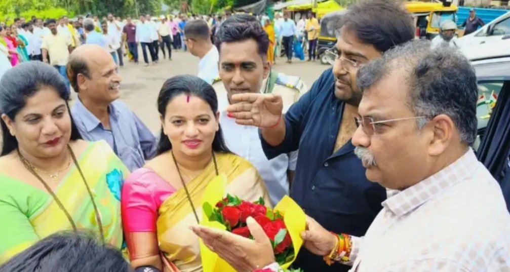 सार्वजनिक बांधकाम मंत्री रवींद्र चव्हाण यांचे माजी जि. प. अध्यक्ष संजना सावंत यांनी केले स्वागत