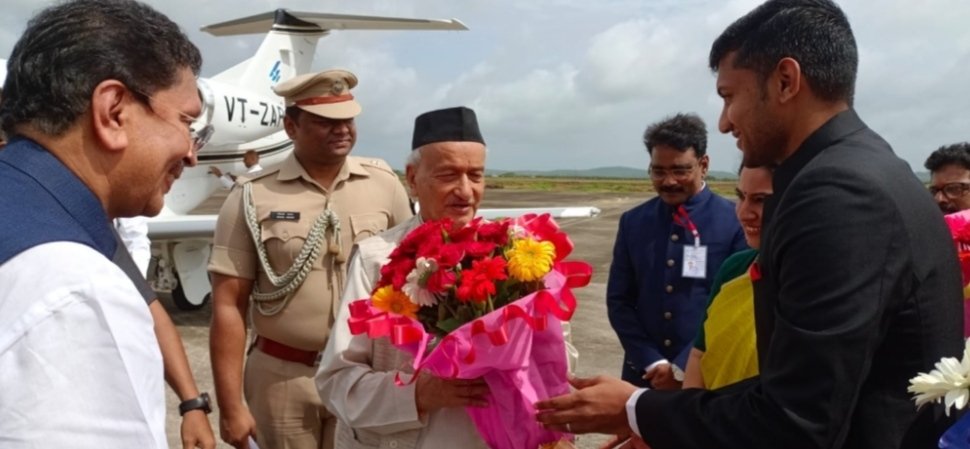 राज्यपाल कोश्यारी यांचे शालेय शिक्षण मंत्री केसरकर यांनी केले स्वागत