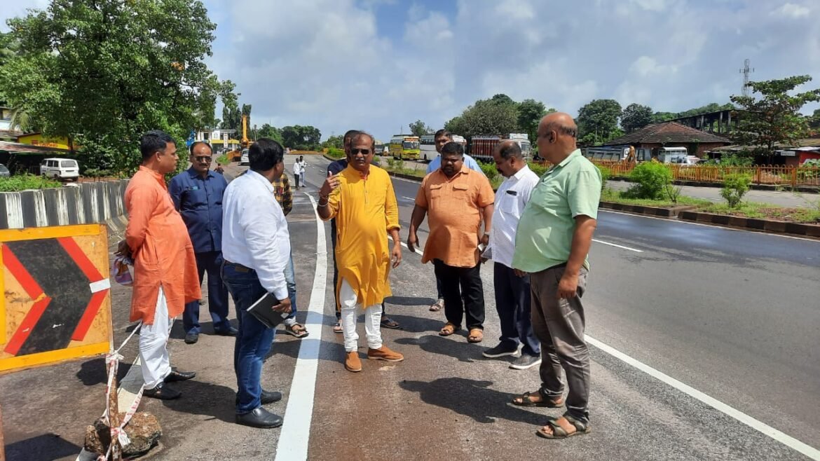 कासार्डे पेट्रोलपंप नजीकच्या रखडलेल्या रस्त्यावरून प्राधिकरन अधिकारी व ठेकेदाराची केली चांगलीच कान उघडनी
