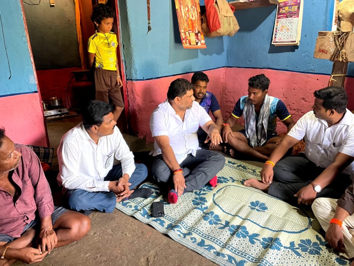 नौका दुर्घटनेतील बेपत्ता विष्णू राऊळ यांच्या कुटूंबियांची आ.वैभव नाईक यांनी केली विचारपूस