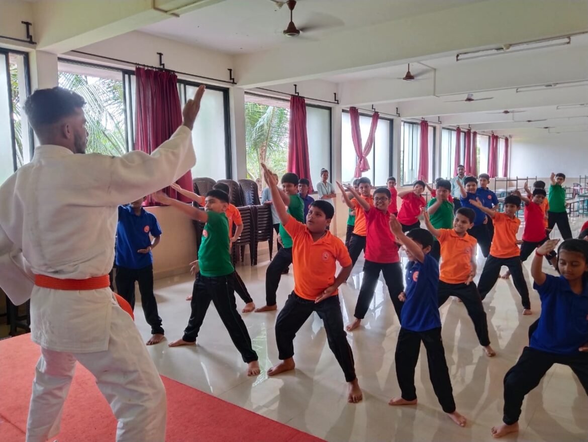 यशवंतराव भोसले इंटरनॅशनल स्कुल मध्ये विद्यार्थ्यांना स्वसंरक्षणाचे धडे
