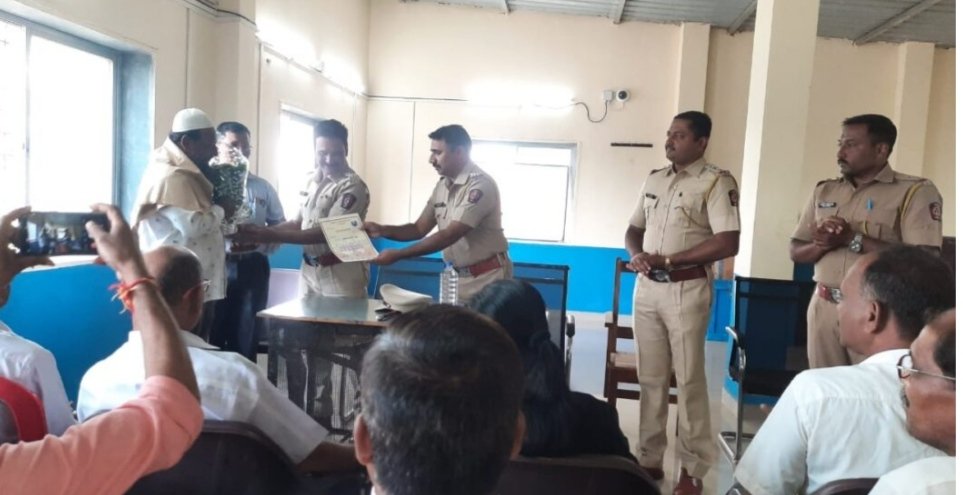 कणकवली पोलीस ठाण्यातर्फे सेवानिवृत्त पोलीस पाटील यांचा सत्कार