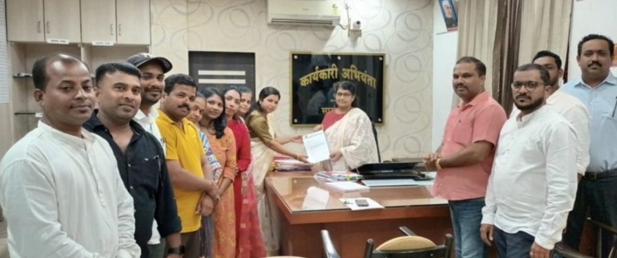 कोसळलेल्या फुटपाथ विरोधात राष्ट्रवादी काँग्रेसच्या महिला आक्रमक