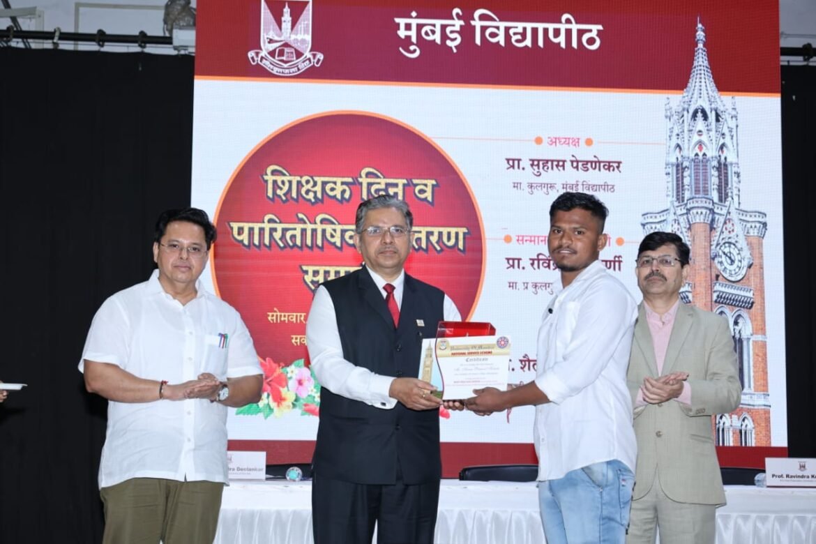 खारेपाटण महाविद्यलयाच्या रा. से. यो. कक्ष स्वयंसेवक कु.अरुणा कोकाटे व कु.तुषार जाधव यांना वर्ष २०२१-२२ विद्यापीठ स्तरावरील पुरस्कार प्रदान