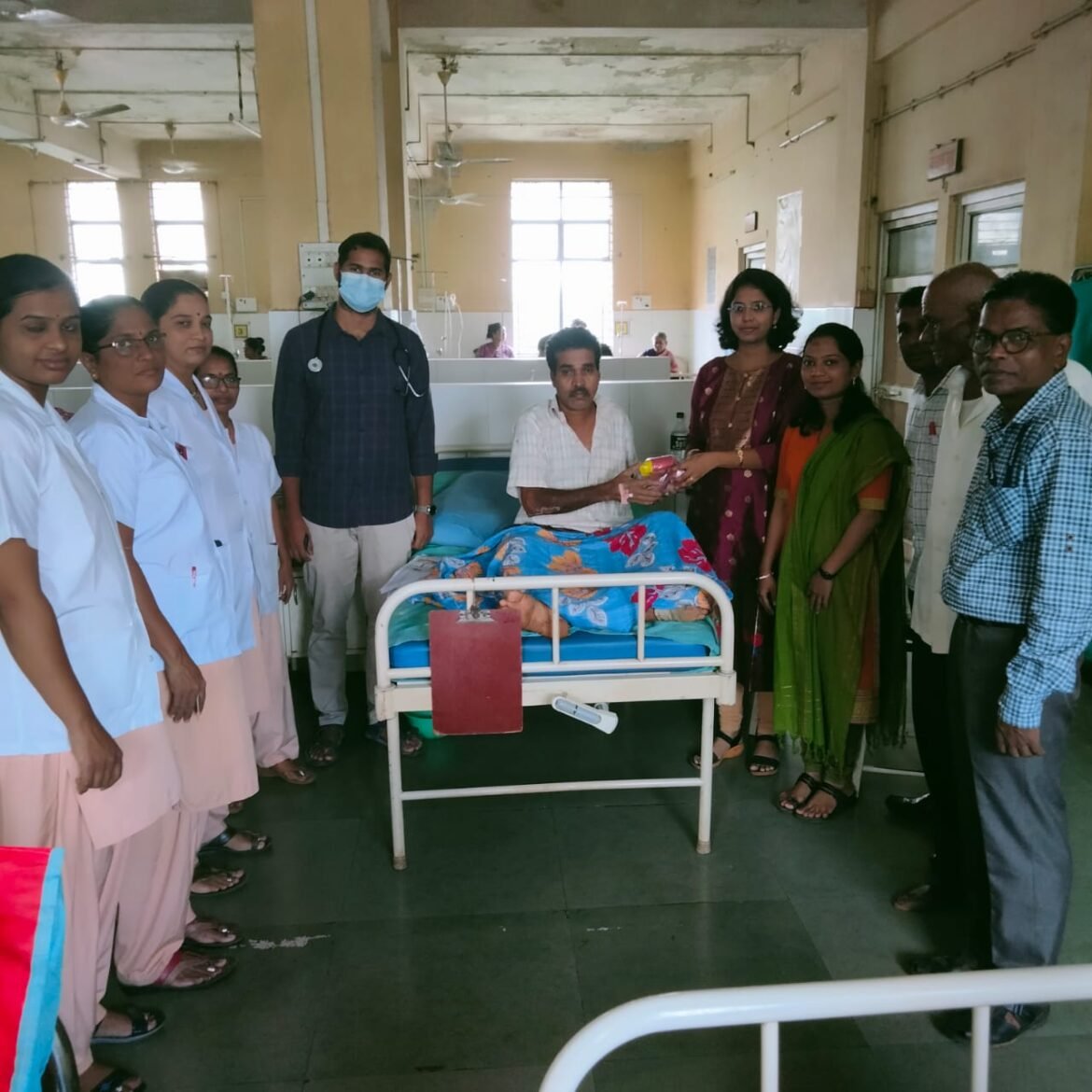आदर्श ग्रामसेवक व माजी ग्रामविकास अधिकारी ‘एल एम नाईक’ यांच्या स्मृतीप्रित्यर्थ ‘साद फाउंडेशन सिंधुदुर्ग’ च्या वतीने कणकवली उपजिल्हा रुग्णालयातील रुग्णांना फळवाटप