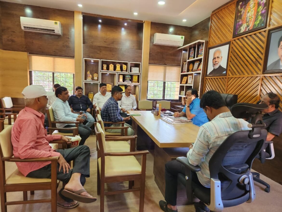 अधिकारी यांनी दिलेल्या आश्वासना अंती नगरसेवक श्री. शिशिर परुळेकर यांचे उपोषण तूर्तास मागे