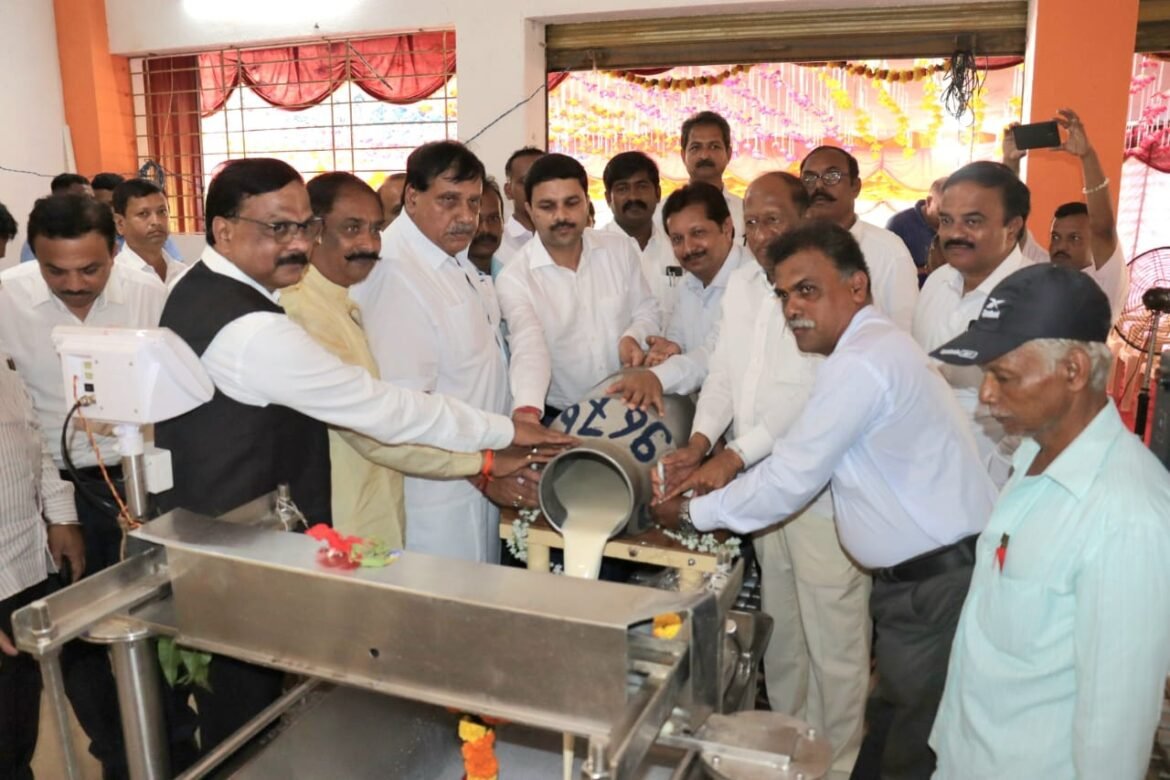 पुढील चार वर्षाच्या आत एक लाख लिटर दूध या जिल्ह्यातनं गोकुळ दूध संस्थेला गेलेलं असेल: मनिष दळवी