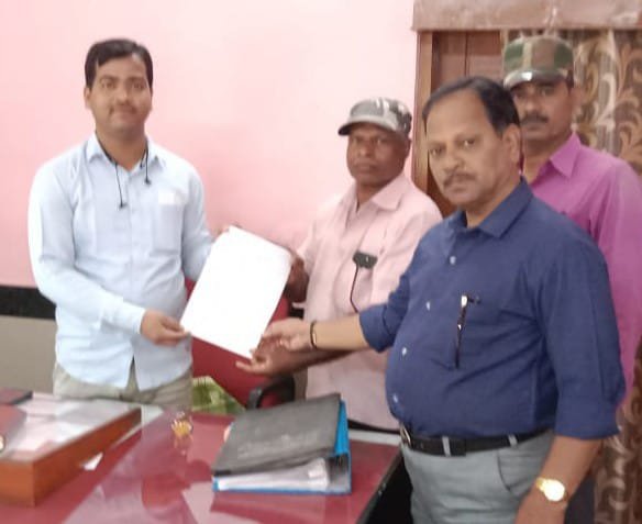 कणकवली नाटळ एस टी बस सेवा अनियमित येत असल्याने नाटळ सरपंच यांनी विभाग नियंत्रक डोंगरे यांना दिले निवेदन