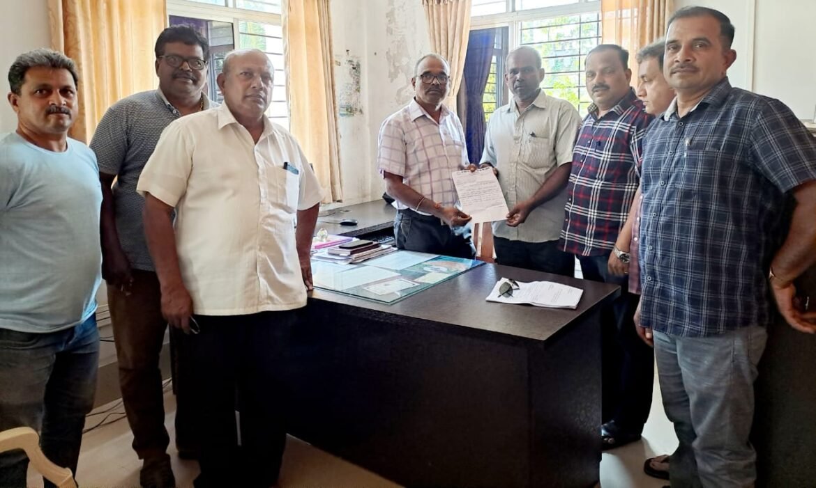 धान्य वितरणास मुदतवाढ मिळण्यासाठी तहसीलदार वेऺगुर्ले कडे भाजपा च्या वतीने मागणी