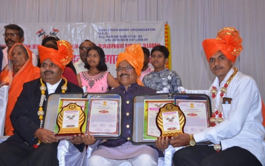 कासार्डे विद्यालयाचे शिक्षकेतर कर्मचारी प्रशांत सावंत यांना गोव्याचे माजी मुख्यमंत्री लक्ष्मीकांत पार्सेकर यांच्या हस्ते आंतरराज्य शैक्षणिक सेवा गौरव पुरस्कार प्रदान