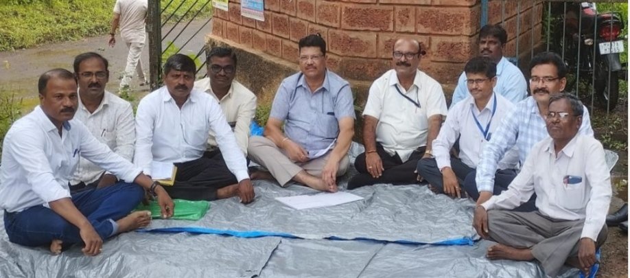 विविध मागण्यांसाठी जिल्हा मध्यामिक अध्यापक संघाचे आंदोलन