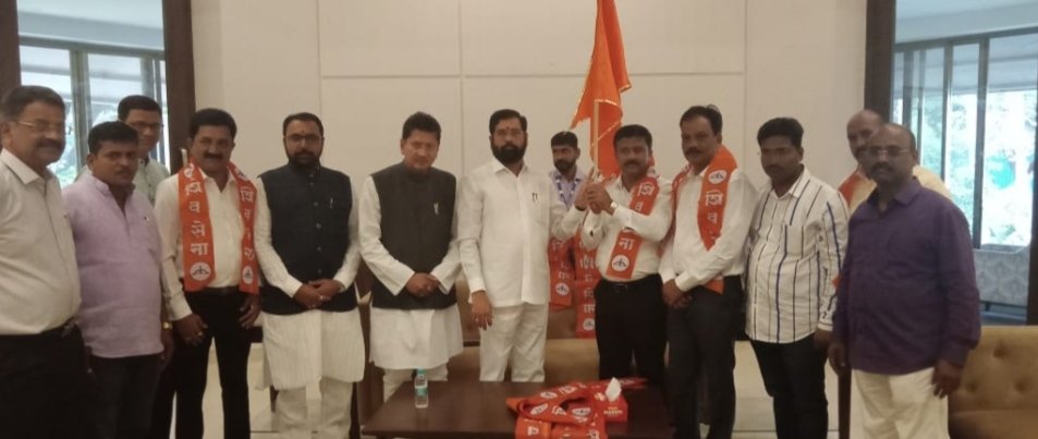 सिंधुदुर्ग जिल्ह्यातील तीन उपजिल्हा प्रमुखांचा शिंदे गटात प्रवेश