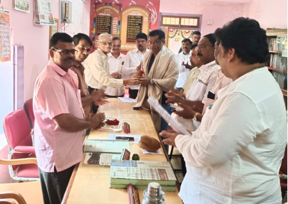 आचरा येथील श्री रामेश्वर वाचनालयाला किरण सामंत यांनी दिली भेट