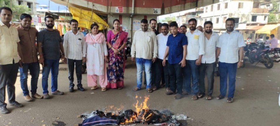 कणकवली संतप्त भाजप कार्यकर्त्यांनी भास्कर जाधव यांचा पुतळा जाळून केली घोषणाबाजी