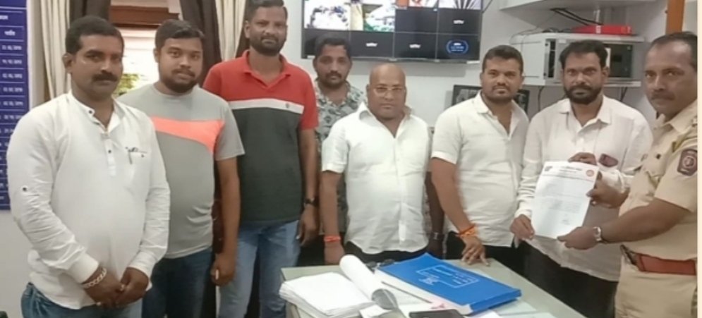 शिवसेना पक्षप्रमुख उद्धव ठाकरे यांच्यावर आमदार नितेश राणेंनी आक्षेपार्ह विधान केल्याबद्दल गुन्हा दाखल करा.;शिवसेना पदाधिकाऱ्यांनी दिले पोलिस निरीक्षकांना निवेदन