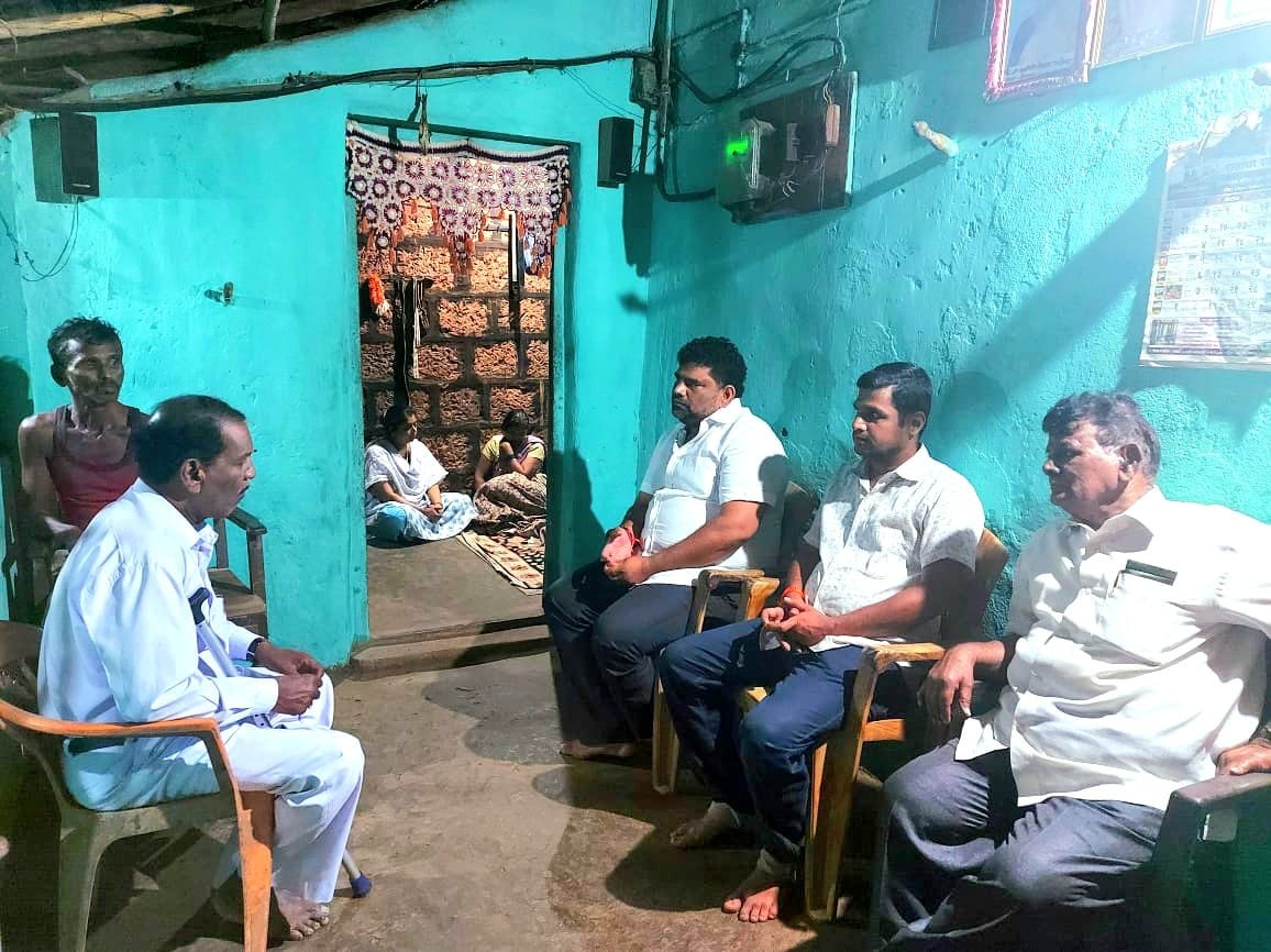 कट्टा येथील सर्वेश परुळेकर याच्या कुटूंबीयांचे आ.वैभव नाईक यांनी केले सांत्वन