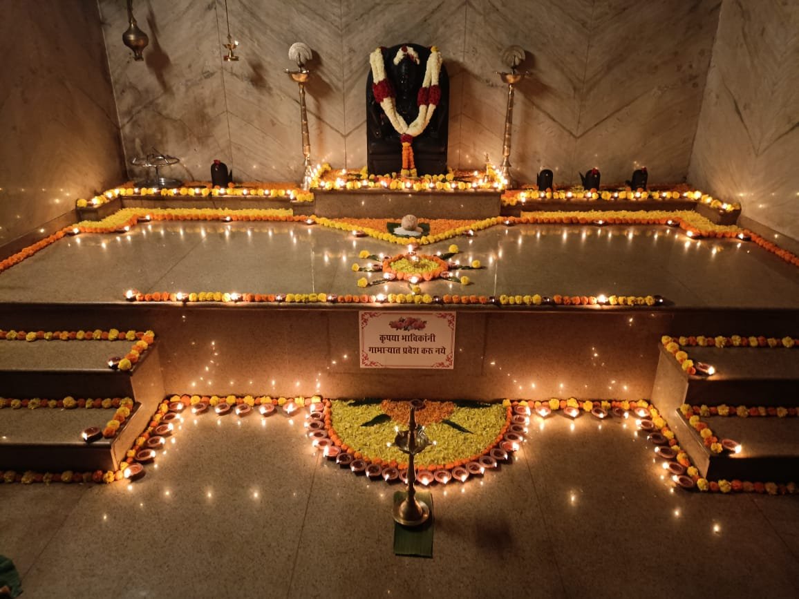 भावकादेवी युवा प्रतिष्ठान च्या वतीने पडेल येथील श्री भावकादेवी मंदिरा मध्ये प्रथमच भव्य दिव्य दीपोत्सव साजरा करण्यात आला