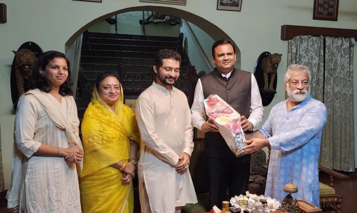 विधानसभा अध्यक्ष राहुल नार्वेकरांनी घेतली सावंतवाडीच्या राजघराण्याची भेट