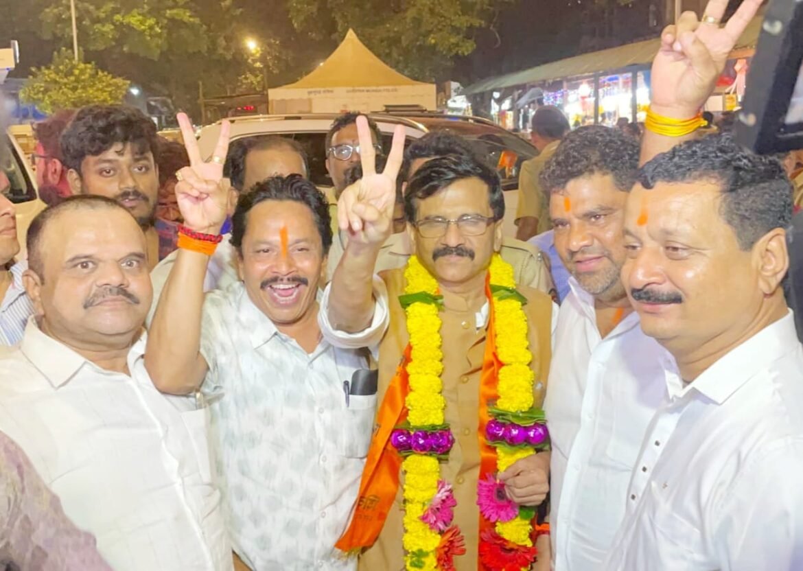 कुडाळ मालवण विधानसभा मतदारसंघाचे आमदार वैभव नाईक यांनी सिद्धिविनायक मंदिर, मुंबई येथे घेतली खासदार संजय राऊत यांची भेट