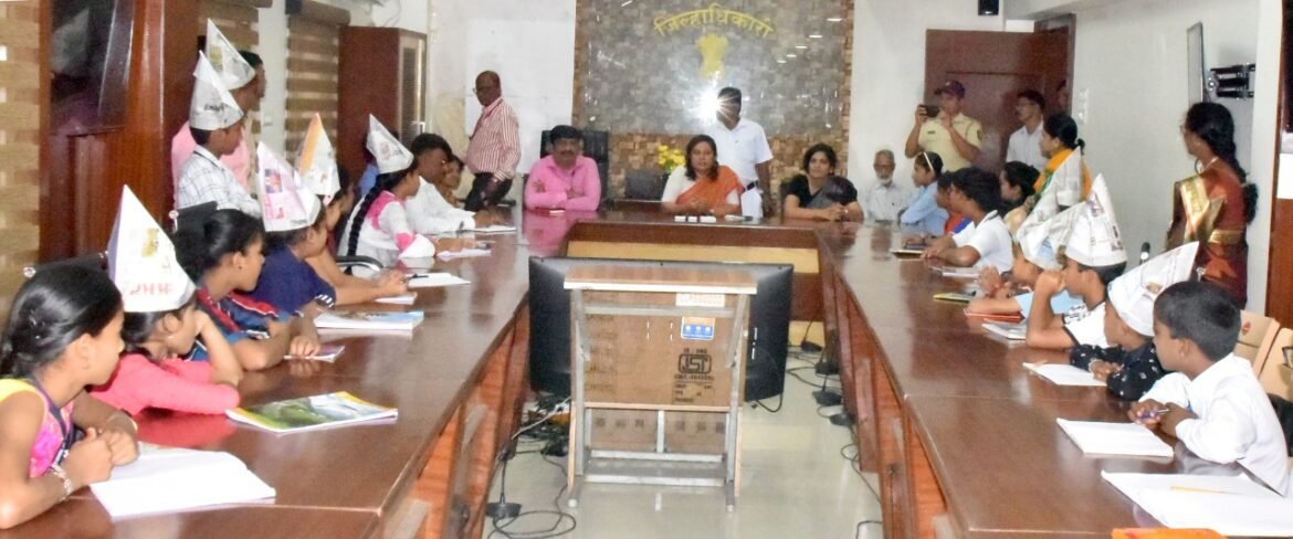 विद्यार्थ्यांच्या मनातील इच्छा जाणून घेत जिल्हाधिकाऱ्यांनी साधला मुक्तपणे संवाद