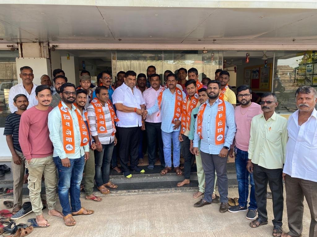 असरोंडी गावातील तरुणांचा शिवसेना उद्धव बाळासाहेब ठाकरे पक्षात प्रवेश