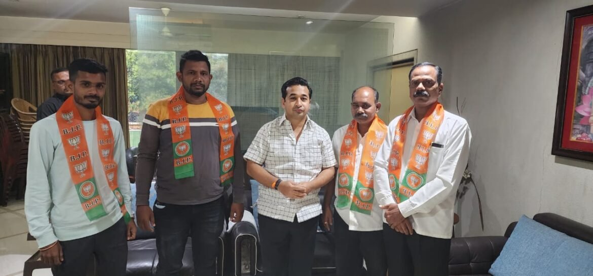 खारेपाटन सरपंच यांनी भाजपचा झेंडा घेतला हाती