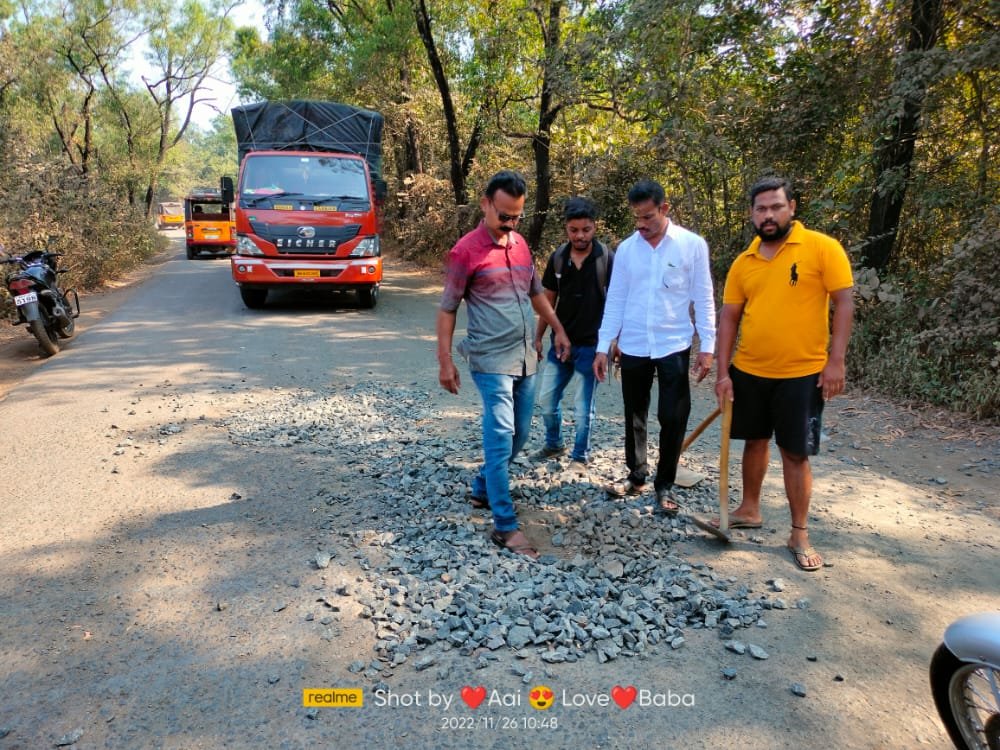 तळेरे ते वैभववाडी रोडवरील रस्त्यावरील खड्डे भुजवण्याचे काम निकृष्ट दर्जाचे असल्याने बंद पाडले