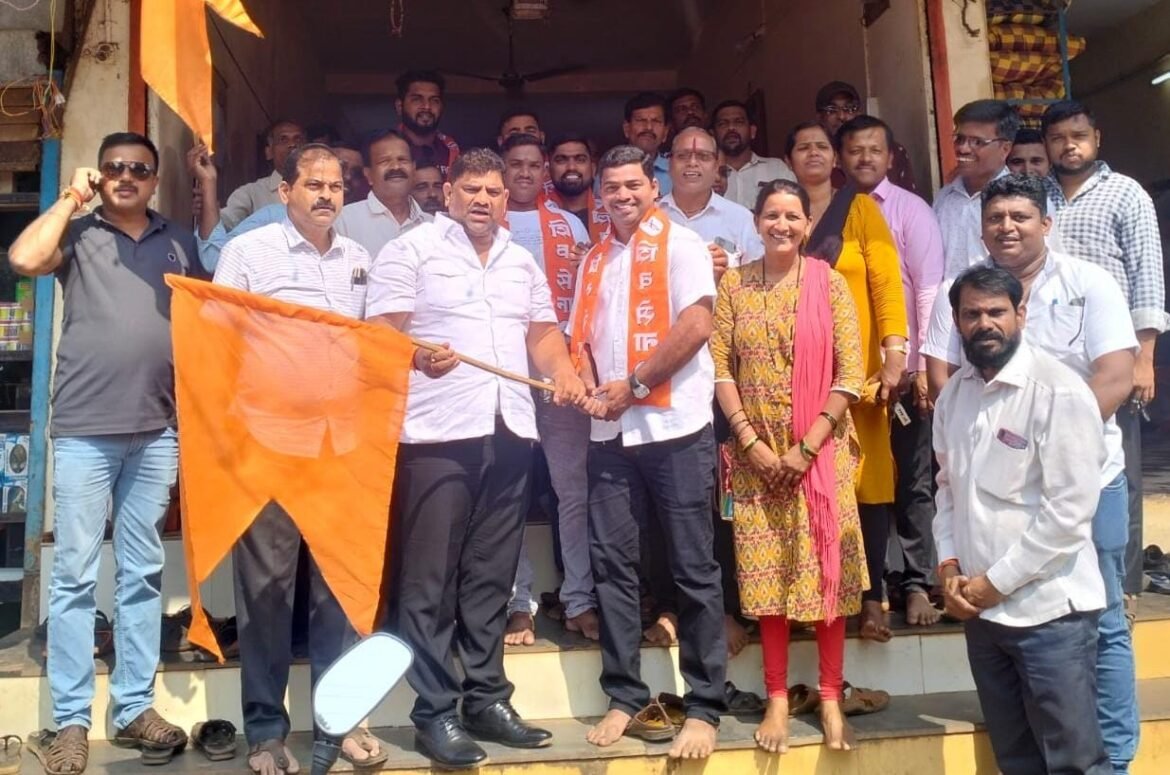 पावशी गावातील भाजप कार्यकर्त्यांचा शिवसेना उद्धव बाळासाहेब ठाकरे पक्षात प्रवेश